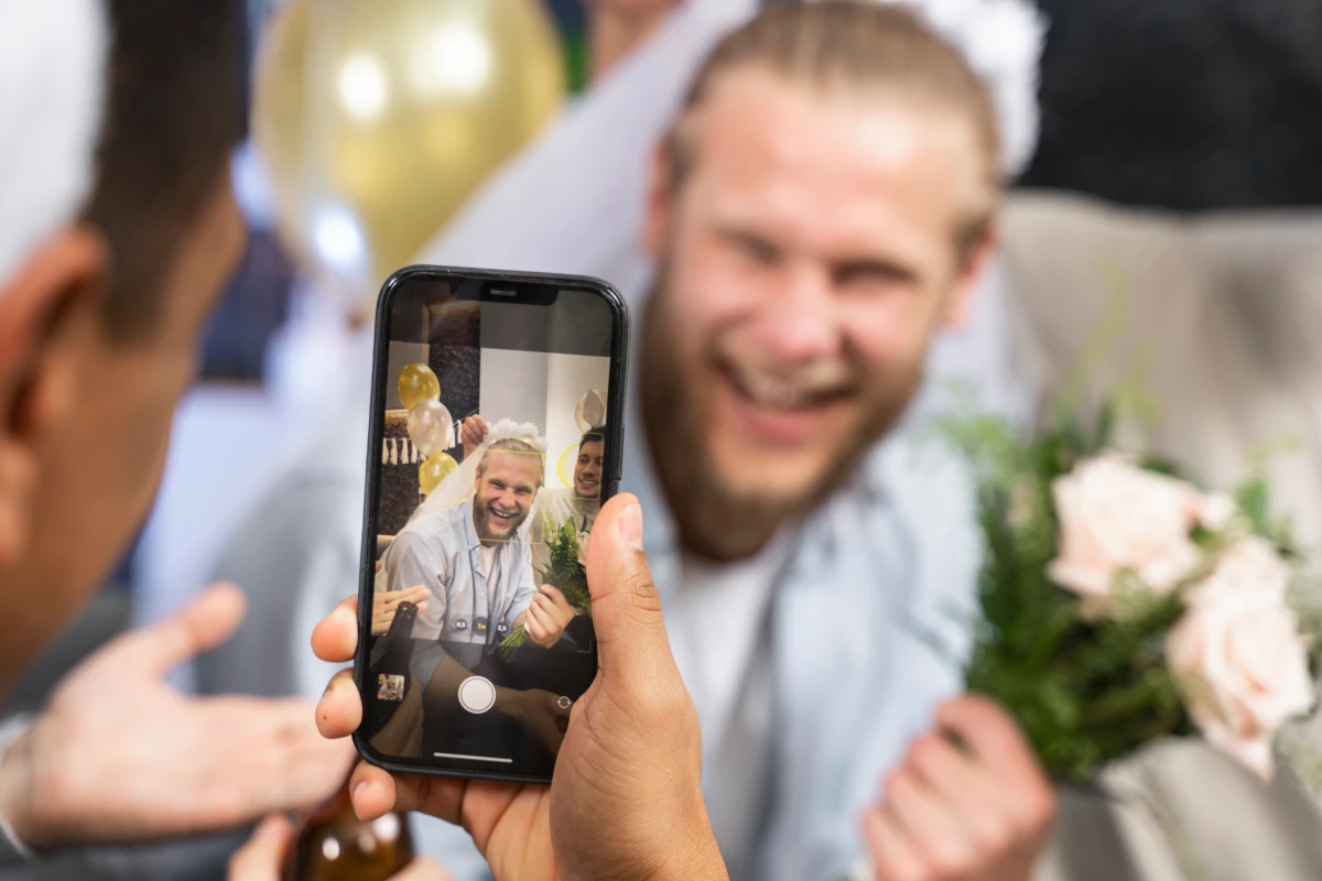 Guestframe-Foto-Gast-auf-Hochzeit Hochzeitsgast fotografiert das Brautpaar während der Feier