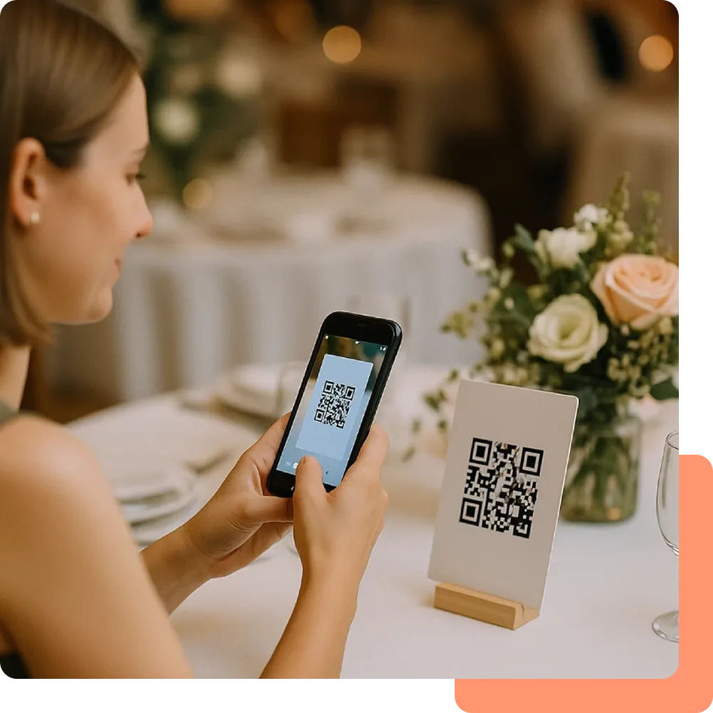 so-funktionierts-schritt-1 Hochzeitsgast scannt den QR-Code vom Tischaufsteller mit dem Smartphone