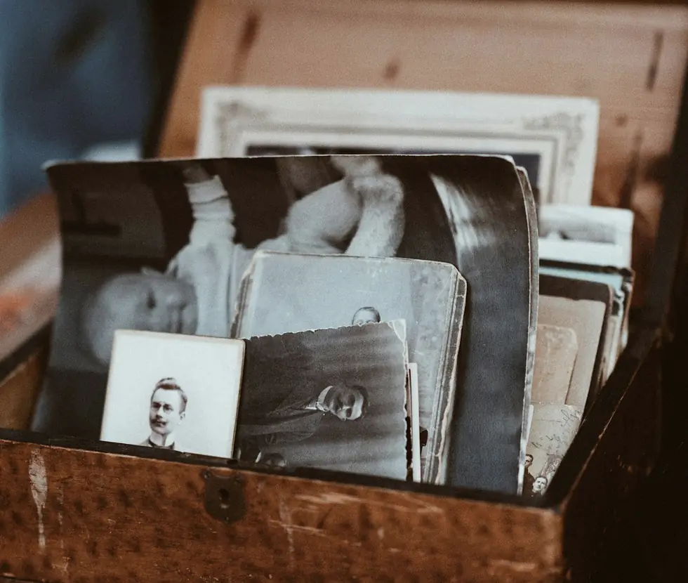 Jubiläum Archivbilder Alte Fotoabzüge und Kabinettkarten in einer Holzkiste