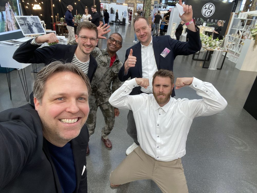 traudich nachbarn Das Guestframe-Team mit den Standnachbarn auf der Trau Dich! 2026 in Düsseldorf