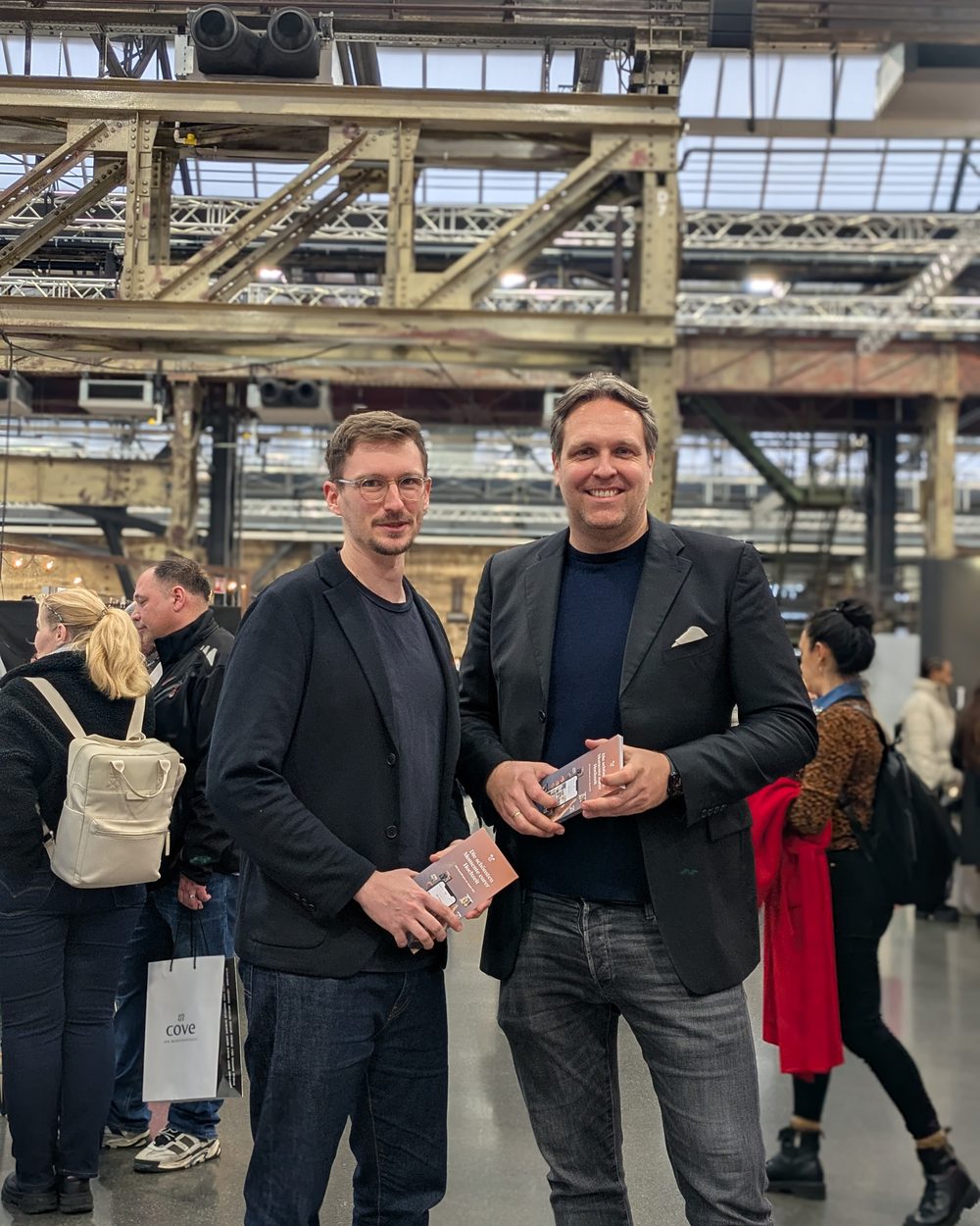 traudich team halle Das Guestframe-Team in der Messehalle der Trau Dich! in Düsseldorf